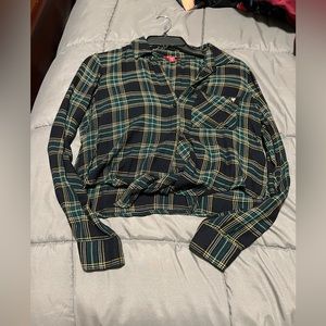 **NEW LISTING!!** Guess cropped flannel button down